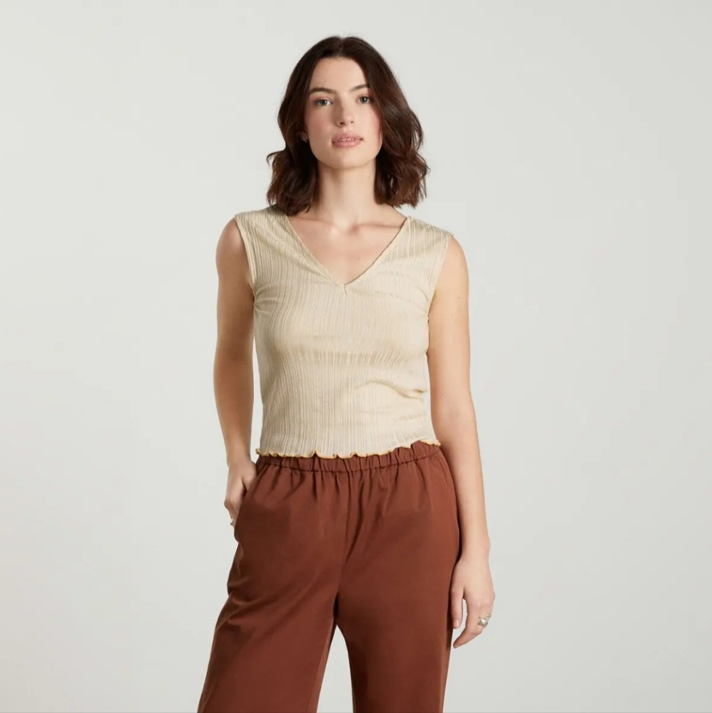 everlane pleated tank parchment